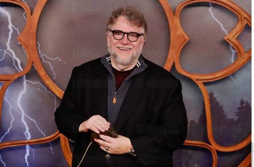 'Frankenstein' de Guillermo del Toro triunfa en premios mientras el director enfrenta una pérdida personal