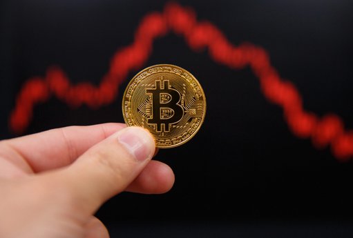 Desplome de Bitcoin: Cae por Debajo de los 90,000 Dólares y Borra Ganancias Anuales