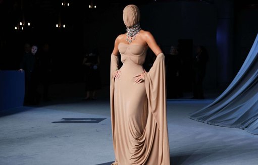 Kim Kardashian fait face aux critiques avec humour après son apparition masquée