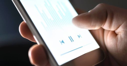 Liderança no mercado de podcasts disputada por grandes grupos de comunicação e criadores individuais