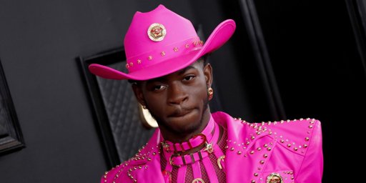 Rapper Lil Nas X Hospitalizado Após Incidente Captado em Vídeo