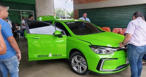 Taxistas de Palmira participan en feria para impulsar la transición a la movilidad eléctrica