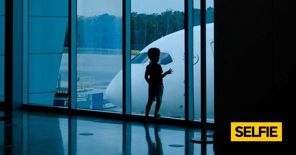 Pais abandonam filho de 10 anos em aeroporto para não perderem voo