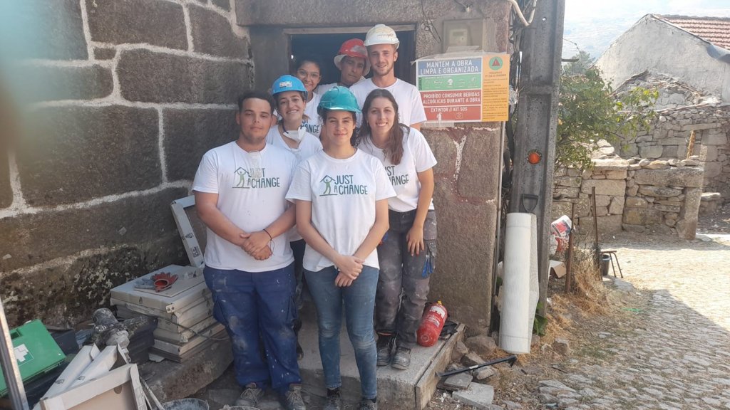 Associação Just a Change e Voluntários Reabilitam Habitações de Famílias Carenciadas