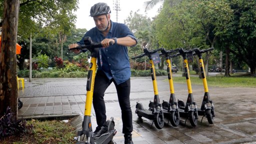 Medellín implementa el primer sistema regulado de patinetas eléctricas de Colombia