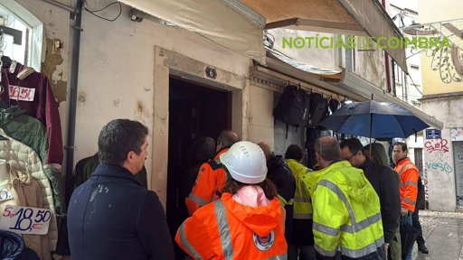 Derrocada em Coimbra expõe riscos dos edifícios devolutos e leva autarquia a prometer "mão pesada"