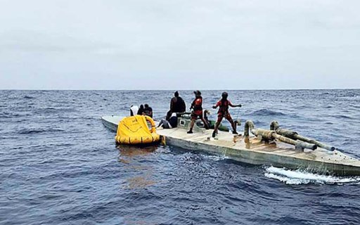 Marina rescata a 28 jóvenes en altamar; investigan posible explotación laboral