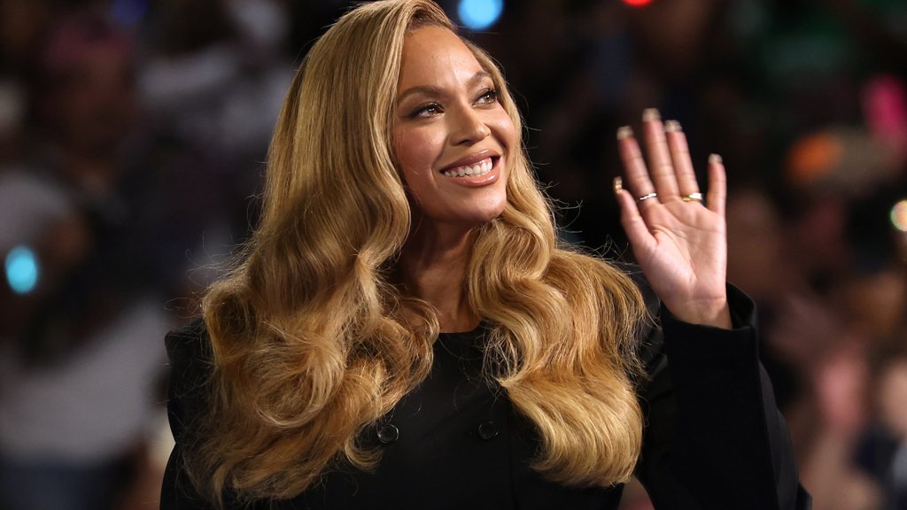 Beyoncé surpreende com reunião das Destiny's Child em palco