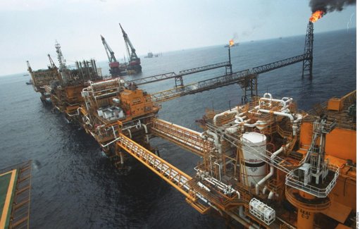 Pemex enfrenta caída del 32% en exportaciones de crudo y crecientes necesidades financieras