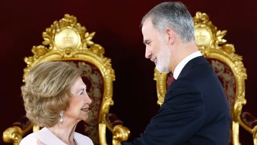 Rei Felipe VI Homenageia Rainha Sofia por 50 Anos de Serviço à Coroa