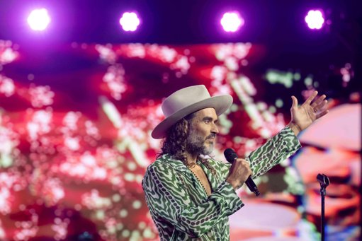 Russell Brand enfrenta nuevas acusaciones de agresión sexual en el Reino Unido