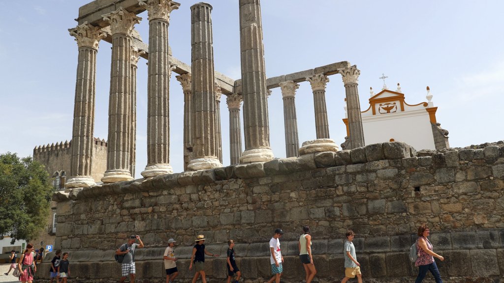 Évora torna-se o primeiro município do Alentejo a aplicar taxa turística