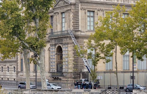 Cambriolage au Louvre : des joyaux de la Couronne dérobés
