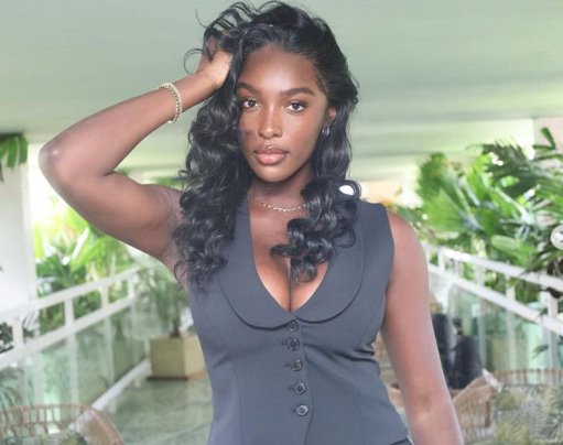 Olivia Yacé, Miss Costa de Marfil, renuncia a sus títulos de Miss Universo