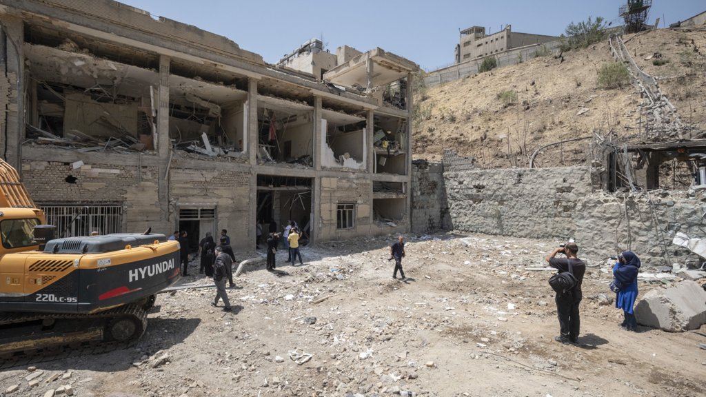 Ataque a Prisão Iraniana e Tensões Nucleares Aumentam Pressão sobre Teerão