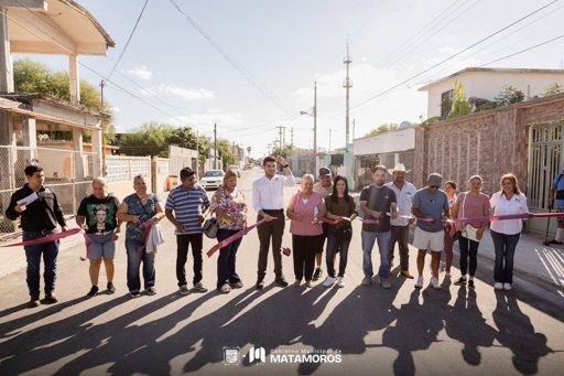 Vecinos de Matamoros celebran pavimentación de la calle Cuitláhuac después de 42 años
