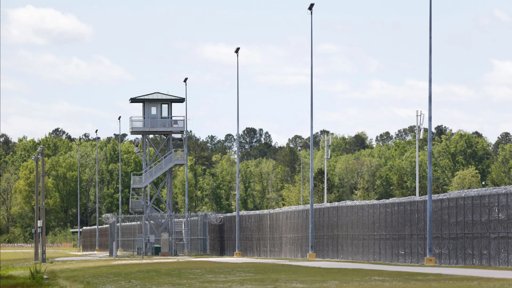 Políticas de Imigração: Fim do TPS para Venezuelanos e Denúncias em Centro de Detenção