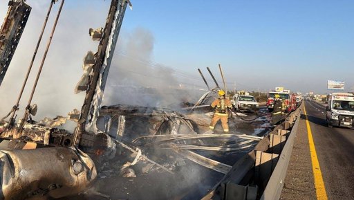 Mueren dos personas en choque e incendio de tráiler y autobús en Silao