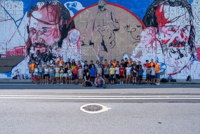 Artista Pinta Mural de 1550m² em Ponte da Barca com Ajuda de Crianças