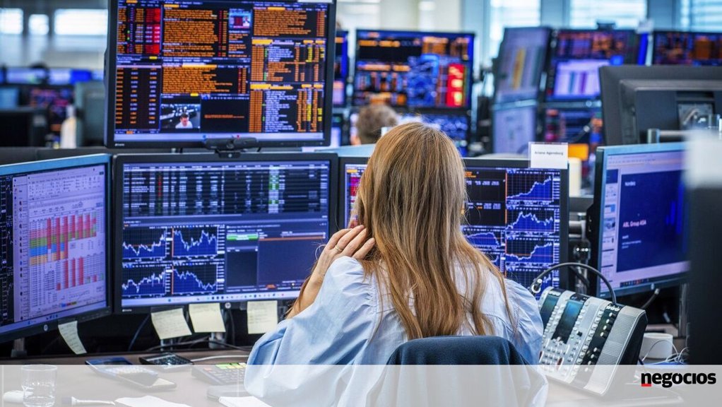 Resultados fortes da Apple e Amazon ofuscados por previsões e receios de tarifas