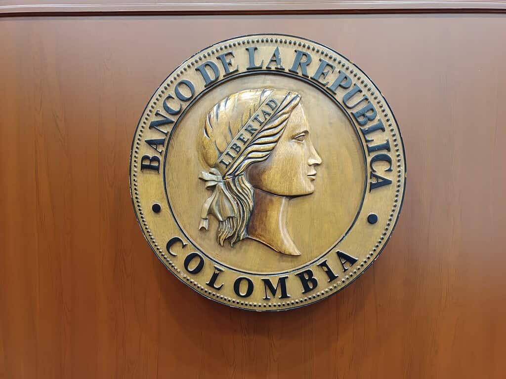 Analistas Prevén Más Recortes en Tasas de Interés en Colombia