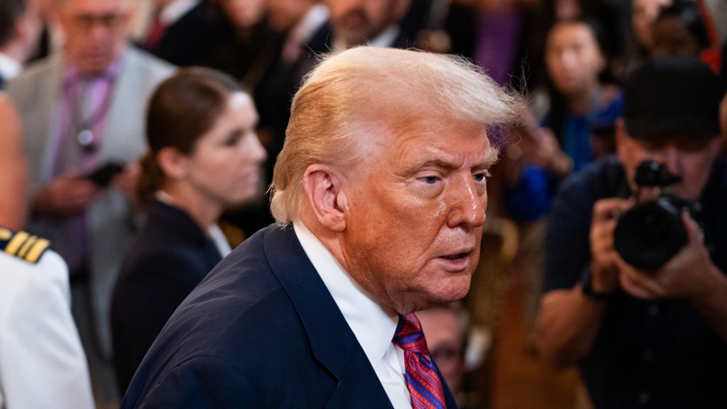 Política Comercial Agressiva de Trump Resulta em Acordo com Japão e Mantém Pressão sobre UE