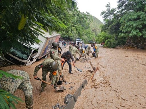 Lluvias torrenciales dejan más de una veintena de muertos y emergencia nacional