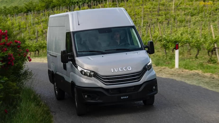 Tata Motors adquire Iveco Group por 3,8 mil milhões de euros, criando um gigante global de veículos comerciais