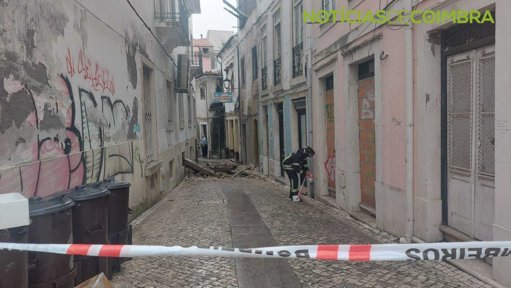 Queda de fachada de edifício na Baixa de Coimbra interdita rua