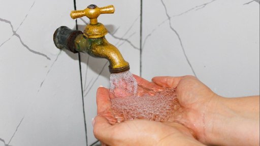 Acueductos aéreos llevan agua potable a más de 1.400 hogares en laderas de Medellín