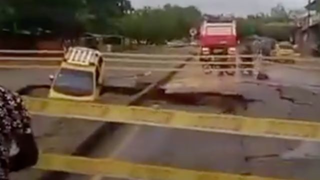 Colapso Vial en Cúcuta: Un Taxi Termina Hundido en un Enorme Hueco en Plena Autopista