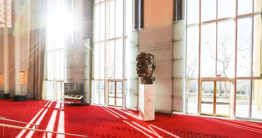 Trump renombra el Kennedy Center como “Trump-Kennedy Center”