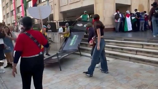 Marcha en favor de Palestina en Bucaramanga termina con desmanes y vandalismo en la Alcaldía