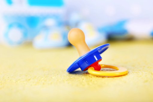 A Tendência da Chupeta para Adultos: O TikTok Normaliza a Regressão como Terapia