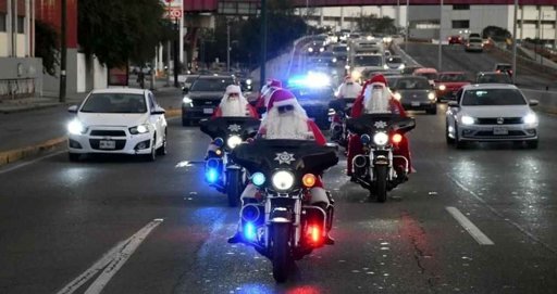 Agentes de tránsito de Monterrey se visten de Santa Claus para repartir alegría