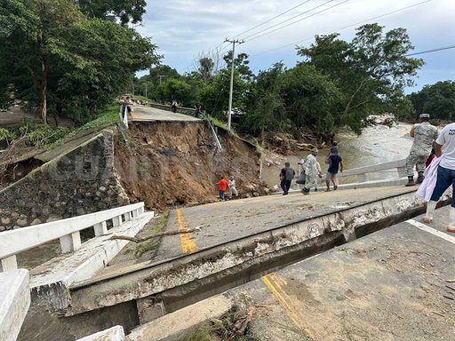 Rápida Intervención Gubernamental Restablece Vialidades Clave en la Costa de Chiapas