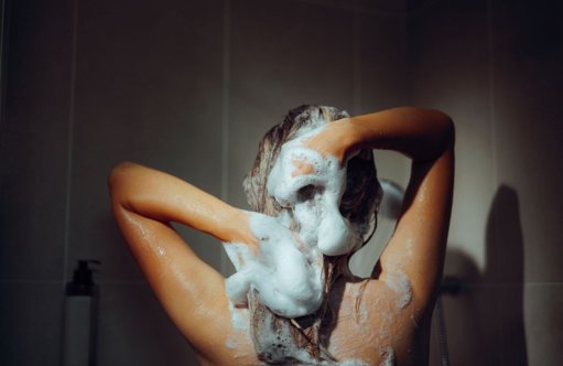 Le 'Shampoo Sandwich' : La Technique Capillaire Virale sur TikTok pour une Hydratation Optimale