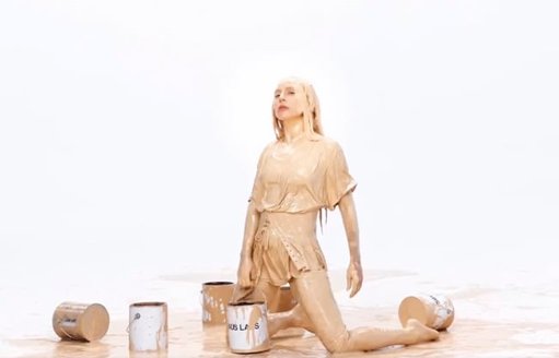 Lady Gaga posa con pintura corporal para su marca de cosméticos