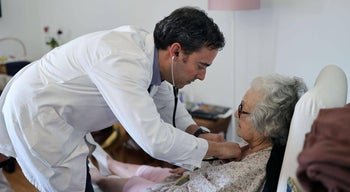 Sindicatos alertam para atraso em concursos que pode desviar médicos para o setor privado