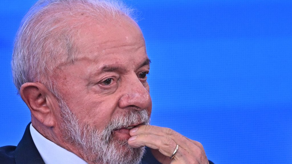 Trump Impõe Tarifas ao Brasil e Liga Medida ao Caso Bolsonaro