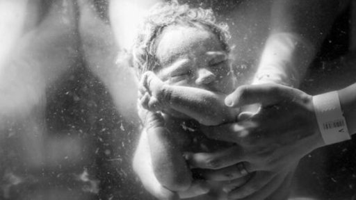 Crisis Sanitaria en Venezuela: Mujer Da a Luz en las Escaleras de un Hospital