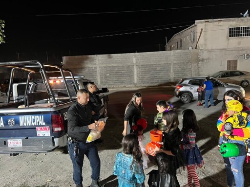 Policías de San Buenaventura sorprenden a niños con 'Operativo Halloween' de dulces