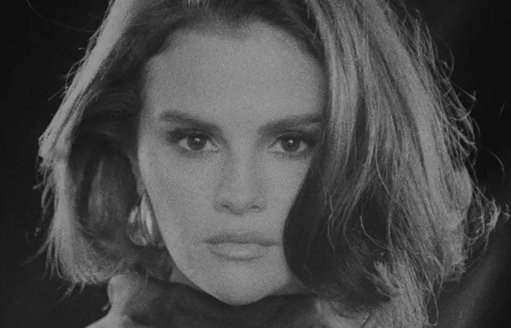 Selena Gomez Regresa a sus Raíces con el Video de 'In the Dark'