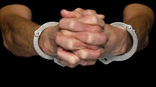 Homem de 63 Anos Detido por Abusar da Neta da Namorada Foi Libertado com Medidas de Coação