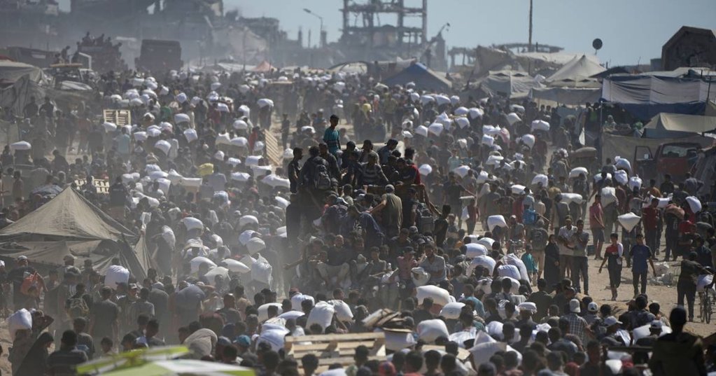 Lançamentos Aéreos de Ajuda em Gaza Geram Controvérsia sobre Eficácia