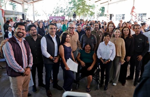 Gobierno estatal entrega 165 escrituras y brinda certeza jurídica a familias en Culiacán