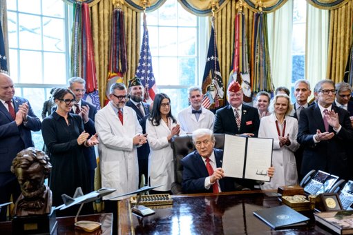Trump reclasifica la marihuana para facilitar su investigación médica
