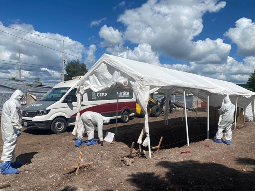 Exhuman siete cuerpos no identificados en fosa común del panteón 21 de Marzo en Culiacán