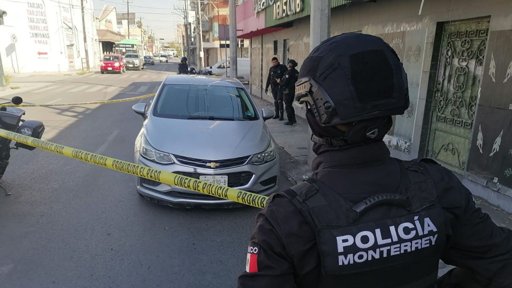 Policía de Monterrey asegura vehículo vinculado a robos tipo 'cristalazo' en el centro