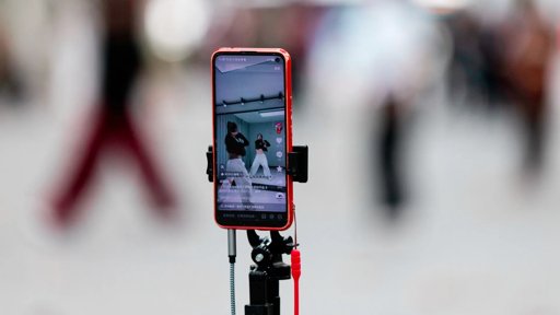 Austrália proíbe redes sociais a menores de 16 anos, estabelecendo um precedente global